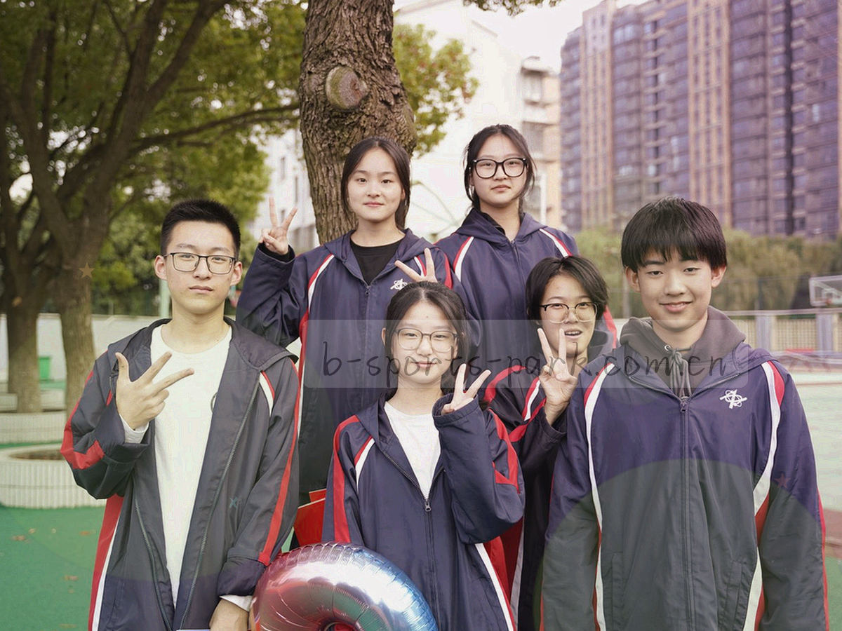 战术板上用磁扣摆出的阵型示意，旁边放着记号笔